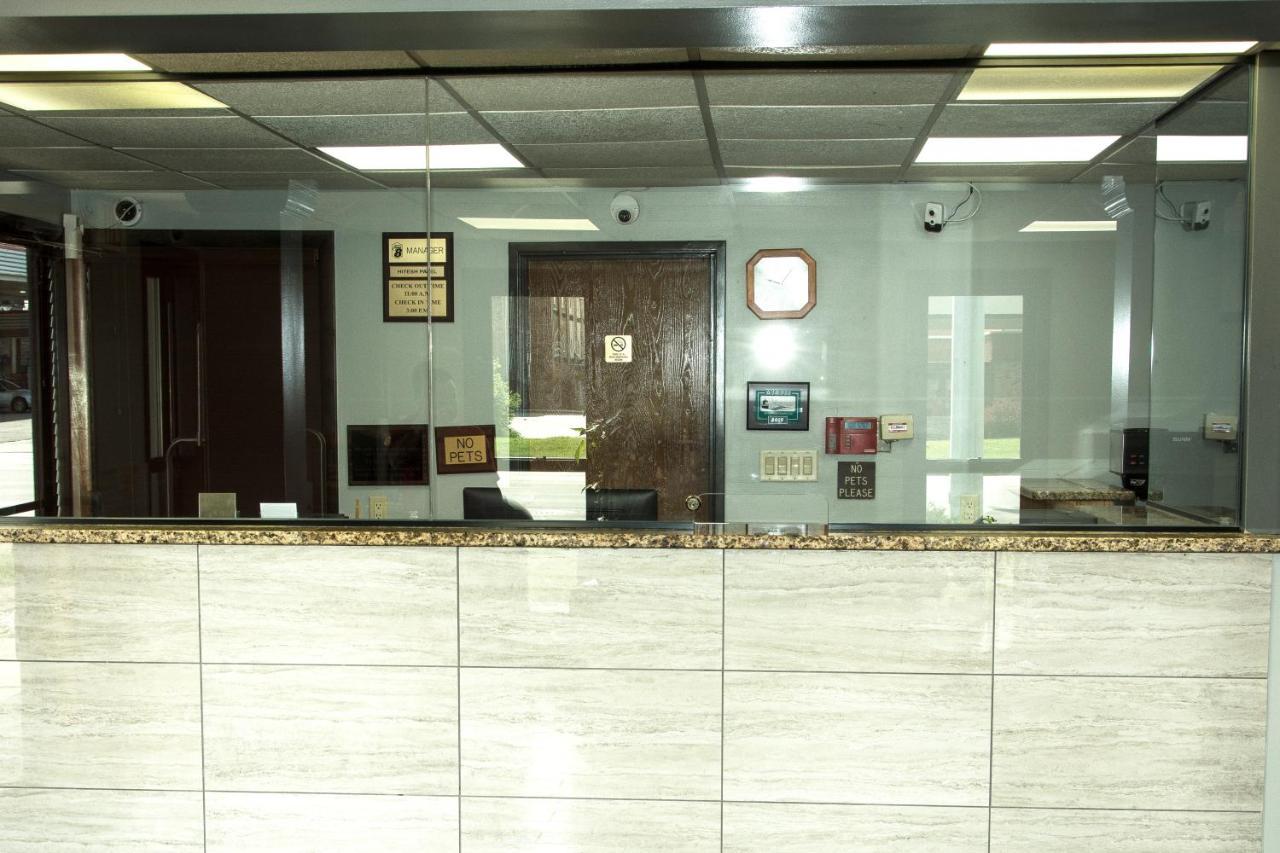 Super 8 By Wyndham מישיגן סיטי מראה חיצוני תמונה